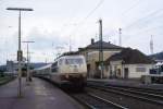 103203 mit IC 696  Nymphenburg  fährt Richtung Norden am 18.7.1987 um 14.03 Uhr durch Bahnhof Wächtersbach.