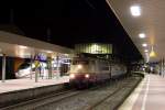 103 113-7 steht mit dem IC 118 (Innsbruck Hbf - Münster (Westf) Hbf) neben dem ICE 622 (Nürnberg Hbf - Dortmund Hbf) am Abend des 23.11.2014 in Duisburg Hbf