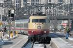 103 245 am 07.02.15 mit IC 1280 aus Zell am See in München Hbf. Der verantwortungsvolle Fotograf steht hier am Prellbock.