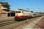 103 113 mit dem IC 2292 (Stuttgart-Frankfurt) bei der Durchfahrt in Bretten, 01.10.2015.