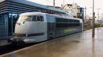 Baureihe 103 im Design der  Rail Adventure  in Warteposition im Hauptbahnhof Köln am 25.11.2015 (Sondergleis neben Gleis 1 vor dem Casino der DB)