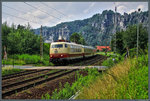 103 235-8 zog am 01.07.2009 einen AKE-Sonderzug nach Bad Schandau durch Rathen. Anlässlich des 7-Jährigen Einsatzes meiner 500D habe ich dieses Bild, eine meiner <a href= http://www.bahnbilder.de/bild/deutschland~e-loks~br-103/309724/103-235-8-zog-am-172009-einen.html >ersten Aufnahmen</a> mit der damals neuen Kamera, neu bearbeitet. Die verwendeten Einstellungen erschließen sich mir inzwischen nicht mehr und sind wohl auf die Zeitvorwahl zurückzuführen.