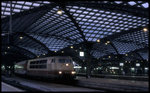 Am 12.3.1997 um 18.35 Uhr steht 103164 mit dem IC Wörthersee nach Münster in der Bahnsteighalle des HBF Köln und wartet auf die Abfahrt.
