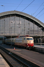Wie eine Reise mit der Zeitmaschine....103 113 am 28. Mai 2012 im Kölner Hauptbahnhof.