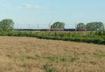 EGP 211 030-2 mit dem DPE 20061  Störtebeker-Express  von Arnstadt Hbf nach Bergen auf Rügen, am 29.04.2017 bei Erfurt Linderbach.