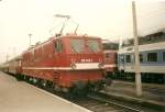 Die Stralsunder 109 049 zusammen mit dem Triebwagen 185 254 und 185 257 im Bahnhof Sassnitz nach dem Ende einer kleinen Lokausstellung im Sassnitzer Hafen im Mai 1997 auf dem Weg ins Heimatbw Stralsund.