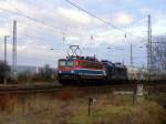 109 028-1 der EGP vor einem MRCE-Taurus mit Zementzug am 23.12.2008 in Berga-Kelbra.