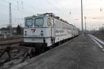 Die 109-2 und 109-3 der GVG Verkehrsorganisation GmbH am 01.03.2014 kalt abgestellt in Berlin-Lichtenberg.
Die 109-2 wurde in der LEW Hennigsdorf 1962 unter der Fabriknumer 9904 gefertigt, die 109-3 1975 unter der Fabriknummer 15105.
Im Laufe der Bauserienzeit wurden konstruktive Veränderungen vorgenommen, wie hier z. B. zu sehen, die Lüftungsgitter.