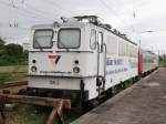 109-3 / 109 073-7 der Georg Verkehrs Gesellschaft (GVG)  mit einem    schwedischen Nachtzugwagen des Snälltaget Nighttrain EN 301 Berlin-Malmö steht am 21. Juli 2015 im  Bahnhof Berlin Lichtenberg.