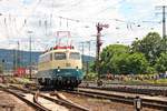 Nachschuss auf die Ozeanblau/Beige 110 300-1, als sie am 18.06.2016 an dem Ausfahrsignal vom Rangierbahnhof in Koblenz Lützel vorbei fuhr, während sie an der Fahrzeugparade des Sommerfestes