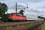 DB Regio 110 457 mit zwei Schutz- und drei ICE-Wagen in Richtung Bremen (bei Diepholz, 21.07.11, die Graffiti am ersten Sch[m]utzwagen habe ich digital verfremdet).