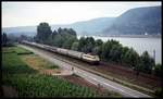 Auf der rechten Rheinseite nahe Königswinter ist hier am 20.6.1993 morgens um 7.10 Uhr der auch Schlafwagen führende D 1122 Dolomiten Express mit Zuglok 110337 Richtung Köln unterwegs.