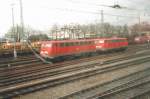 110 406 und 353 am 30.12.2002 in Bahnhofsvorfeld Gieen.