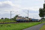 Centralbahn 110 383 (ex DB) mit einigen Güterwagen, die als Bremswagen bei Fahrzeugüberführungen eingesetzt werden, in Richtung Bremen (zwischen Lembruch und Diepholz, 25.08.2021).