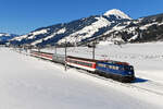 Zur Freude vieler Eisenbahnfreunde bespannte am 12. Februar 2022 die mustergültig gepflegte 110 428 von TRI den Alpen-Express ab Venlo. In Wörgl wurde der Zug dann geteilt. Die blaue Bügelfalte übernahm hierbei den Zugteil nach Bischofshofen. Wie so oft entwickelte sich das Warten auf den Zug als ziemliches Geduldspiel. Mit über zwei Stunden Verspätung erreichte der DRV 13489 gerade noch rechtzeitig meinen Fotostandpunkt bei Brixen im Thale - die Sonnenstand wäre sonst nicht mehr optimal gewesen. Die frisch verschneite Hohe Salve im Hintergrund bildete den angemessenen Hintergrund für diesen klassischen Turnuszug. Man fühlt sich in längst vergangene Zeiten zurück versetzt, als die es zum Standardgeschäft der Baureihe 110 gehörte, Schizüge auf der Giselabahn zu befördern. 