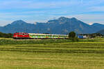 Am 17. Juni 2022 konnte ich den Alpen-Sylt Express NEX 1313 auf der Fahrt nach Westerland bei Weisham aufnehmen. Im Hintergrund thronen die Chiemgauer Alpen. Leider zeigte sich der Himmel an diesem Abend recht verschleiert, so dass ich mir vornahm, dieses Motiv bei besseren Wetterverhältnissen nochmals zu wiederholen. Leider machte mir da die überraschende Einstellung der Verbindung im Juli diesen Jahres einen Strich durch die Rechnung. Daher bin ich froh, dass ich zumindest ein bergmotivliches Bild der 110 491 der BTE vor dem privaten Nachtzug anfertigen konnte.  