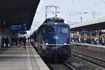 110 469 hat mit ihrem ersten Verstärkerzug Essen Hbf erreicht. Während der Bahnsteig sich hier bereits geleert hat ist der Bahnsteig Gleis 1 und 2 noch voll mit wartenden Fahrgästen.

Essen 26.11.2022