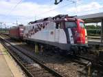 Rund um Stuttgart 2009 - Am Mittag des 31.07.2009 sonnt sich 110 329 neben Gleis 8 des Stuttgarter Hauptbahnhofs und eine 101er hilft ihr dabei! 