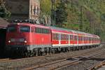 DB 110 402 fhrt am 19.10.09 mit einem RE in den Bahnhof von Kaub ein