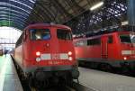 Die 110 444-7 und 111 007-1 steht als geendete RE Verstrker in Frankfurt HBF am 21.10.2009