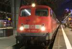 Die 110 428-0 steht mit einem geendeten RE Verstrker in Frankfurt HBF am 22.10.2009