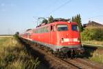 Im Bild am 27.7.09 110 373 vom BW Kln Deutzerfeld vor einem RE 11598 Richtung Aachen Hbf bei der Durchfahrt Herrath  zwischen Erkelenz und Mnchengladbach auf der KBS 485