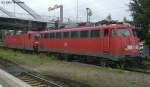 110 432 schleppt am 15.08.2005 143 114 durch Dessau Hbf.