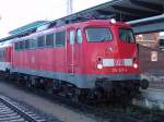 Die 110 327-4 mit NZ1949/40482 von Hagen Hbf.und Kurswagen aus Mnchen Hbf.zum Ostseebad Binz.Aufgenommen am 02.10.05 im Rostocker Hbf.