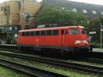 110 300-1 auf Bremen Hauptbahnhof am 16-9-2000.