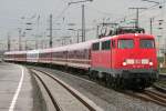 Die 110 457-9 zieht ebenfalls einen Sonderzug in Duisburg HBF ein am 12.09.2011