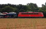 Mit einem Autoreisezug von Alessandria nach Eindhoven ist bei Gubberath die 110 489-2 aus der Entfernung zu sehen. Sonntag 24.6.2012