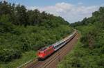 110 489-2 legt sich mit NF 13995 Hafurt - Lourdes/F (Pilger-Sonderzug) bei Darmstadt-Sd in die Kurve.