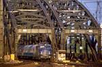 110 462 fhrt ber die noch viergleisige Hohenzollernbrcke in den Klner Hauptbahnhof ein, 08.08.1985.