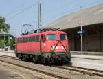 Die Stuttgarter 110 446-2 auf ihrer  Abschiedstournee  im Bahnhof Backnang.