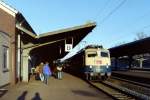 110 328 mit RE 3125 (Norddeich Mole–Braunschweig Hbf) am 30.12.1995 in Verden (Aller)