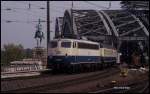 110356 kommt in  berittener Begleitung  von der Hohenzollernbrücke und fährt am 26.4.1990 um 14.56 Uhr mit dem D 1445 nach Magdeburg in den HBF Köln ein.