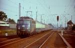 Ende der 1970er Jahre durchfährt 110 440-5 mit einem langen Eilzug den Bahnhof Langenfeld/Rheinland.