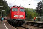 Ausfahrt von der rangierenden 110 468-6 am 13.09.2014 von Gleis 2 auf 3 im Bahnhof von Triberg.