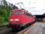 Die Br.110 450-4 stand am 09.05.07 mit einem RE-Zug im Geislinger Bahnhof und fuhr weiter nach Ulm Hbf.