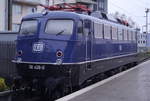 110 428, wie die ehemalige NX-Lok 110 469, im Besitz der Train Rental GmbH war am 27.12.17 ebenfalls in Köln Hbf im Stumpfgleis neben Gleis 1 abgestellt. Beide befinden sich in hervorragendem Zustand. Ob der TRI-Keks für den Geschäftsführer Tobias Richter steht oder doch für das Unternehmen?