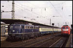 Die blaue 110304 steht hier am 25.3.1993 um 14.04 Uhr mit dem E nach Mönchengladbach im Bahnhof Köln Deutz. Rechts ist 140235 zu sehen, die vor einem Nahverkehrszug nach Duisburg wartet.