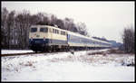 Interregio auf der Sennebahn! Das gab es als Umleiter Verkehr im Frühjahr des Jahres 1994!
Dabei wurden die Plan Lokomotiven am Zug Ende mitgeschleppt. Hier hängt 110450 am IR 2551 in Richtung Paderborn. Der Zug kam am 23.2.1994 um 14.24 Uhr nahe Schloss Holte vorbei.