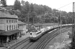 Beim Warten auf den stündlichen IC am Bahnhof Heigenbrücken überraschte mich am 3.10.1981 diese ungewöhnliche Fuhre mit 110 336.