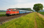 BTE 110 491-8 rollt in den ersten Sonnenstrahlen des Pfingstsonntages, 05. Juni 2022, mit dem ALPEN-SYLT Nachtexpress (RDC Deutschland, NEx 1312 Westerland/Sylt - Salzburg) am  Fotobaum  bei Kilometer 17,6 zwischen Himmelstadt und Retzbach-Zellingen im Maintal ca. 45 min verspätet am Fotografen vorbei.