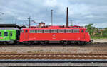 Breitseite auf 110 459-5 an der Spitze eines Pilgersonderzuges von Magdeburg Hbf nach Rosenheim, der mit gemächlichen 30 km/h den Bahnhof Köthen durchfährt.
Aufnahme vom Bahnsteig 2/3.

🧰 Gesellschaft für Fahrzeugtechnik mbH (GfF)
🕓 7.5.2023 | 16:23 Uhr