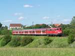 Die Br.110 400-9 fuhr im Jahr 2007 mit einer Regionalzug von Donauwrth nach Aalen. Hier hinter dem Bahnhof Goldshfe.