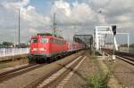 110 320-9 mit RE Mannheim Hbf-Trier Hbf kurz vor dem Halt in Ludwigshafen Mitte.