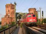 Eine Bgelfalten-110 schleicht mit einem Regionalexpress fast mit Schrittgeschwindigkeit durch das Portal der Rheinbrcke.