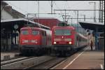 110 416-5 steht mit RB 37163 nach Donauwrth auf Gleis 1 und auf Gleis 2 steht 143 106-3 mit ihrem RE 19468 nach Stuttgart Hbf, aufgenommen am 17.03.08 in Aalen.