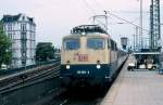 Ende der Reise: 110 361-3 erreicht mit ihrem, aus ehem. DR-Wagen gebildeten Intercity, den Bahnhof Hamburg-Altona.